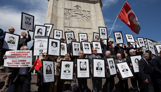 Ognuno pensi ai genocidi suoi!