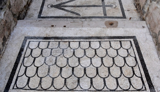 Una giovane turista inglese ha staccato alcune tessere da un mosaico di Pompei Una giovane turista inglese ha staccato alcune tessere da un mosaico di Pompei