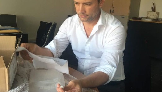 Un turista “distratto” restituisce agli scavi di Paestum le tessere di un mosaico