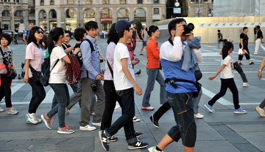 Milano deserto metropolitano? Macché, ad agosto la città è piena di turisti. L’effetto Expo, secondo il sindaco Beppe Sala, continua ad attrarre pubblico Milano deserto metropolitano? Macché, ad agosto la città è piena di turisti. L’effetto Expo, secondo il sindaco Beppe Sala, continua ad attrarre pubblico