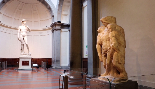 La Riforma di Bonisoli va avanti. Gli Uffizi e l’Accademia riuniti in un unico ente