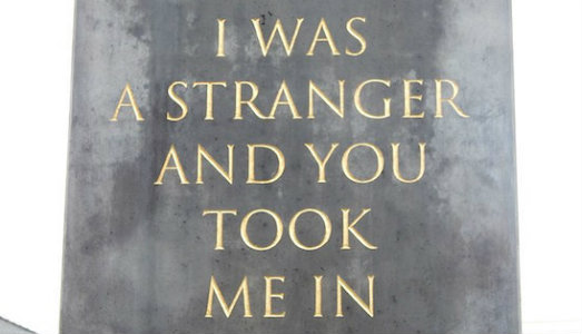 L’ultradestra contro Olu Oguibe. Kassel vuole spostare l’obelisco dell’ultima Documenta