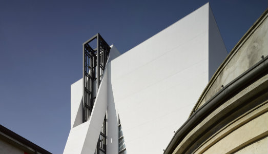 Una torre bianca per Fondazione Prada. Ecco i nuovi spazi espositivi firmati da Rem Koolhaas