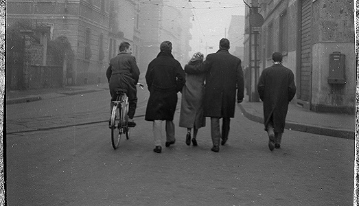 Una vita di corsa, scattando fotografie di un’epoca. A Roma una mostra ricorda Enrico Corleone, e la sua storia da romanzo