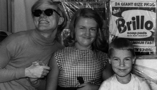 Lo zio Andy: sulla vera personalità di Warhol ora vuole fare luce la famiglia. Con un film girato tra il parentado Lo zio Andy: sulla vera personalità di Warhol ora vuole fare luce la famiglia. Con un film girato tra il parentado