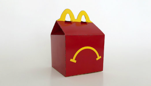 Mai lasciare incustodito l’Happy Meal. L’opera finisce nella spazzatura