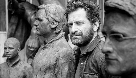 Anything to say?, la scultura per la libertà firmata da Davide Dormino parte in tour. Prima tappa Alexanderplatz a Berlino, il primo maggio