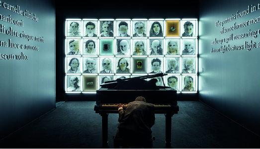 Uomo attacca quadro di Adolf Hitler esposto a Salò per la mostra di Vittorio Sgarbi. È rigore