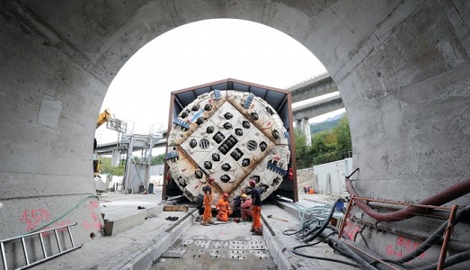 A chi fa bene la street art? Nella galleria della TAV, in Valsusa, entrano in maniera ufficiale tre writers. E scoppia la polemica, e qualche riflessione