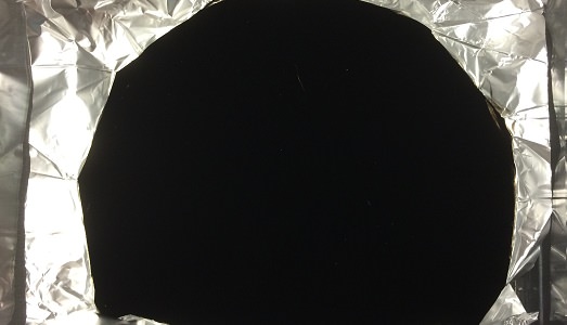 Anish Kapoor compra i diritti del nero più nero del mondo. Una storia surreale, e costosa, arriva dalla Gran Bretagna. Facendo infuriare non pochi artisti