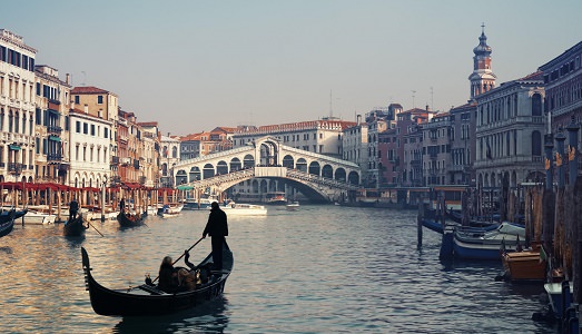Salvate Venezia! Europa Nostra, con Placido Domingo, lancia l’allarme: la città della laguna è “patrimonio in via d’estinzione”