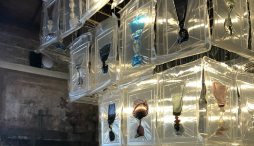 Report da Venice Glass Week/2. Senza fiato per l’installazione aerea da Murano Gallery LUAB4.0