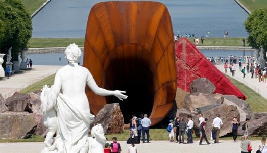 La “vagina” di Anish Kapoor vandalizzata a Versailles. Dopo il sextoy sgonfiato di McCarthy, la Francia si risveglia ancora più bigotta