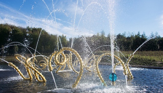 Versailles contemporanea. Ecco la nuova fontana installata nel parco dopo trecento anni, firmata Jean-Michel Othoniel su disegno del Re Sole