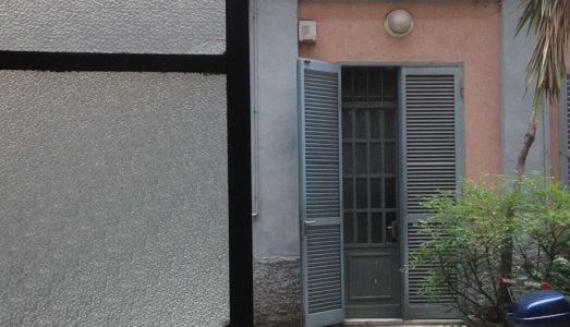 Via Gaffurio 8, il progetto di LOCALEDUE, in una nuova vita nel cortile del palazzo milanese. Iniziando con l’invito di tre curatori ad altrettanti artisti