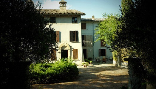 Metti una casa disabitata, perfetta come una time-capsule. E che succede se l’arte ci entra a fare merenda? Accade vicino a Reggio Emilia Metti una casa disabitata, perfetta come una time-capsule. E che succede se l’arte ci entra a fare merenda? Accade vicino a Reggio Emilia