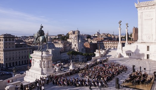 E l’arte, per la prima volta, va in terrazza. Al Vittoriano di Roma un’estate fittissima, che si muove tra jazz, canzone italiana e temi del contemporaneo  |