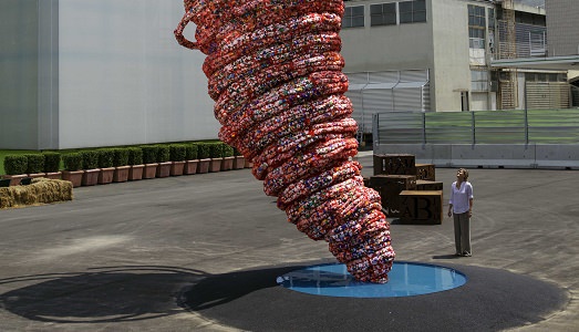 Il Garbage Patch State di Maria Cristina Finucci sbarca a Milano. Con un vortice site specific alla Fondazione Bracco |