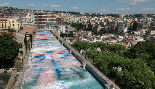 Un vortice sospeso su Napoli. L’opera di Roberto Coda Zabetta colora l’ex ospedale militare Un vortice sospeso su Napoli. L’opera di Roberto Coda Zabetta colora l’ex ospedale militare