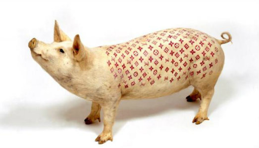 Dai suini tatuati alle mucche sorridenti. Wim Delvoye firma le confezioni dei formaggini Bel