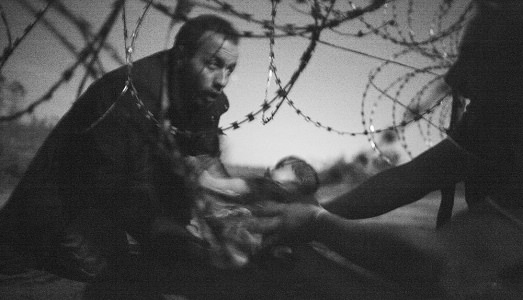 Il fotografo australiano Warren Richardson vince il World Press Photo 2016. Raccontando dell’esodo in Europa, al chiaro di luna