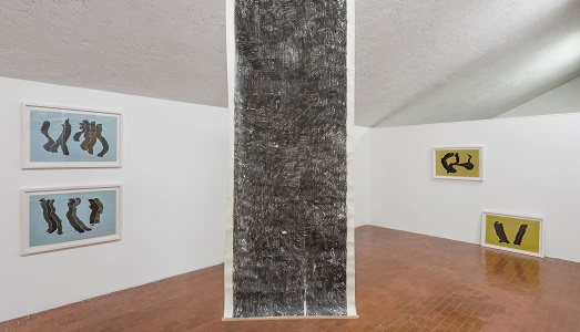 Sulla via dei segni, esplorando il “primo atto” della pittura. E lo spazio Yellow di Varese si apre alla ricerca di Elia Gobbi