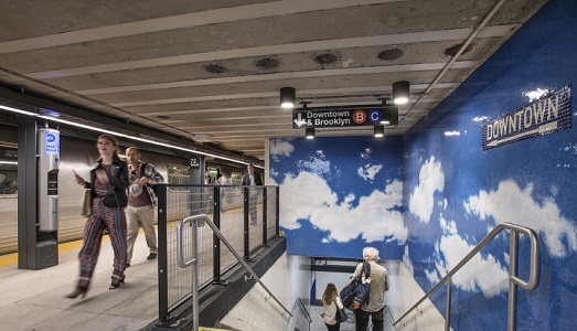 Yoko Ono ha portato un po’ di cielo nella metropolitana di New York