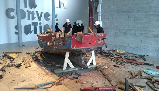 Héctor Zamora porta a Parigi, al Palais de Tokyo, il mare, i migranti e la pesca: storia di ecosistemi e distruzione, con una perfomance speciale di soli dieci giorni