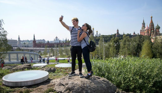 Amore allo Zaryadye di Mosca. Il parco firmato da Scofidio+Renfro scatena passioni e pruriti