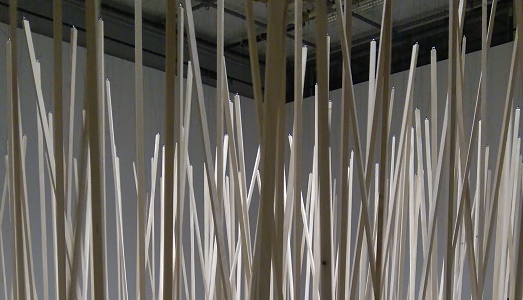 Alberi-motore e betoniere in azione al 104 di Parigi. Restauri? No, una mostra sonora e completamente immersiva, creata dal giovane Zimoun