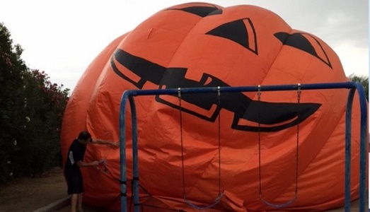Roba da Halloween: in Arizona una scultura-zucca gonfiabile e gigante, trasportata dal vento, terrorizza una città Roba da Halloween: in Arizona una scultura-zucca gonfiabile e gigante, trasportata dal vento, terrorizza una città