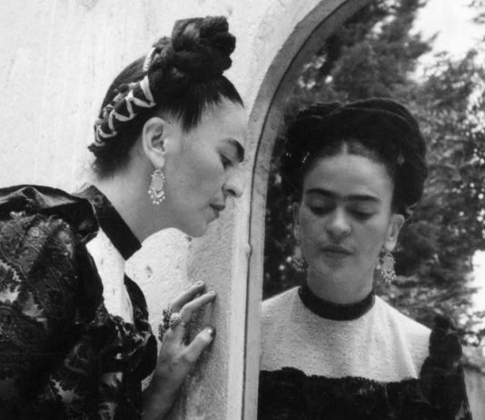 Con l’immagine allo specchIo. L’autoritratto letterario di Frida Kahlo