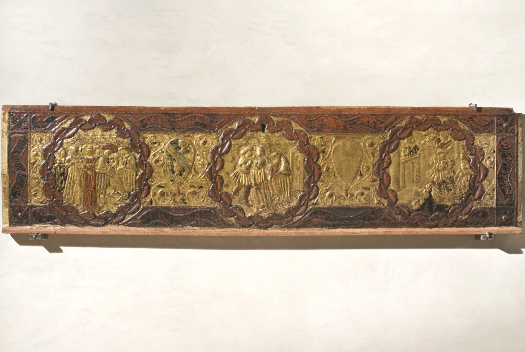 L’autunno del Medioevo. Cofani nuziali in gesso dorato e una bottega perugina dimenticatahttps://www.exibart.com/repository/media/2019/08/9_Fronte-di-cassone-nuziale-raffigurante-le-storie-di-Alatiel-inv.-985-1068x715.jpg