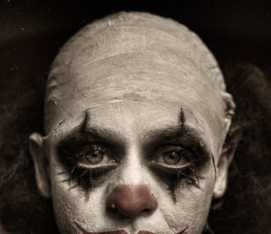 Eolo Perfido invade Roma con l’angoscia primordiale dei suoi clown