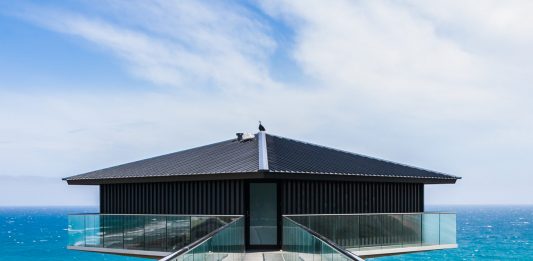 Pole House, la casa sospesa sull’oceano è in affitto