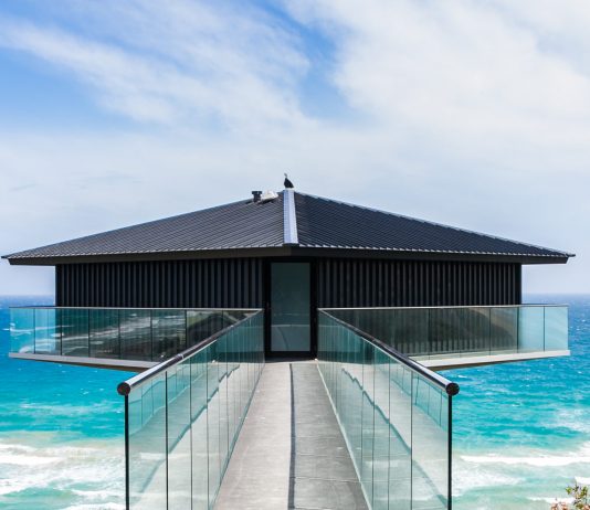 Pole House, la casa sospesa sull’oceano è in affitto