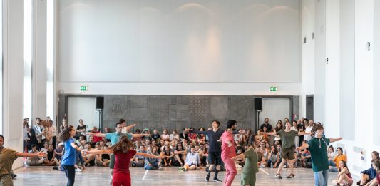 Alessandro Sciarroni porta Happiness alla Triennale di Milano Happines, la performance di Alessandro Sicarroni alla Triennale di Milano