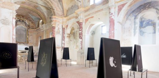 Cosimo Veneziano, Biomega Multiverso |Tenuta Cucco, Chiesa di San Sebastiano in Borgo Cosimo Veneziano – Biomega Multiverso – installation view – courtesy Fondazione La Raia e l'artista – photo Matilde Martino