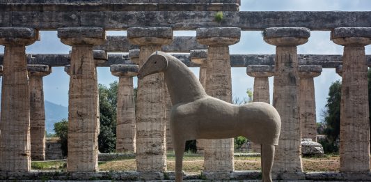 Il Cavallo di Sabbia di Mimmo Paladino torna a Paestum Il Cavallo di Mimmo Paladino a Paestum