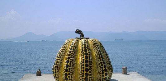 Qualcuno salvi la Pumpkin di Yayoi Kusama dal tifone