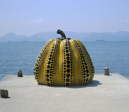 Qualcuno salvi la Pumpkin di Yayoi Kusama dal tifone