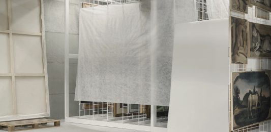 “Follow the paintings” il documentario inchiesta sul mercato dell’arte, arriva al MAXXI Follow the Paintings