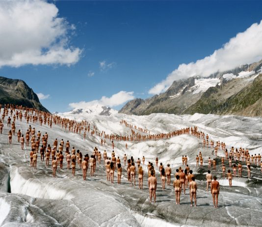Il corpo nell’arte, dagli anni ’50 a oggi, in mostra a Locarno Spencer Tunick Aletsch Glacier, Switzerland, 2007 Fujicolor crystal archive print 120 x 150 cm Courtesy Collezione Martine e Pierino Ghisla-Jacquemin, Locarno