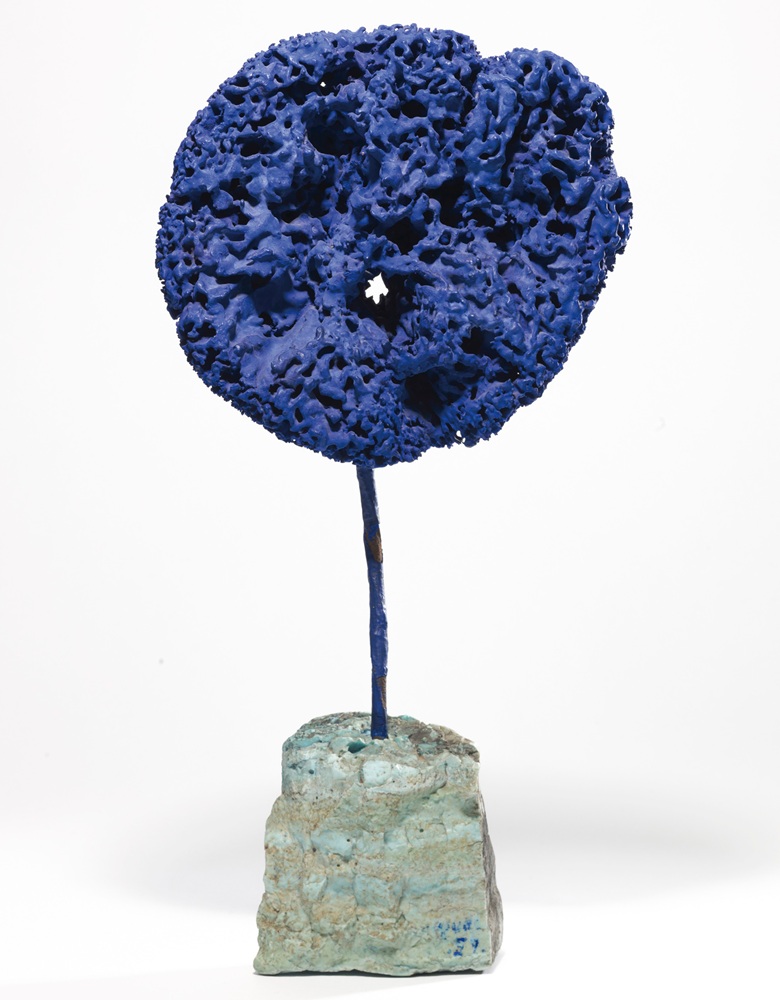 Yves Klein, "Sculpture-éponge bleue sans titre (SE 244"), 1959