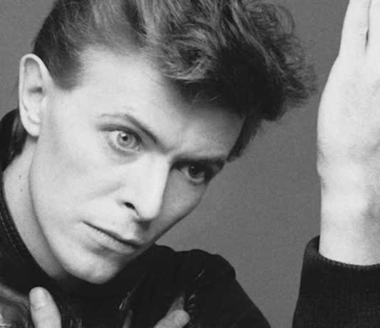 Un nuovo video per “Heroes” di David Bowie, 42 anni dopo L'iconica immagine di David Bowie per il suo album "Heroes" del 1977. Nacho Video riprende il girato del singolo per rilasciare un nuovo video.