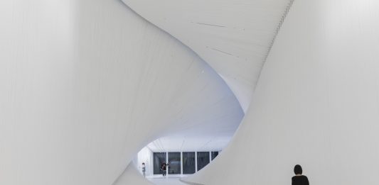 Un ponte per l’arte: il Twist di Bjarke Ingels in Norvegia L'interno del museo. Foto di: Laurian Ghinitoiu