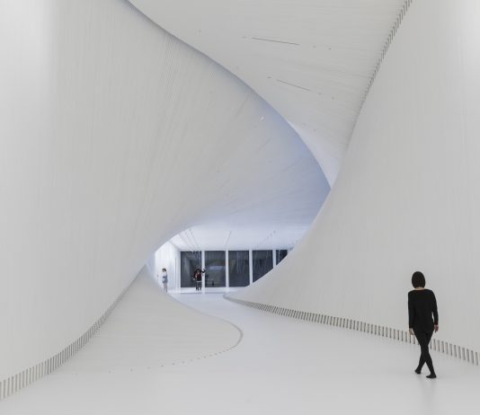 Un ponte per l’arte: il Twist di Bjarke Ingels in Norvegia L'interno del museo. Foto di: Laurian Ghinitoiu