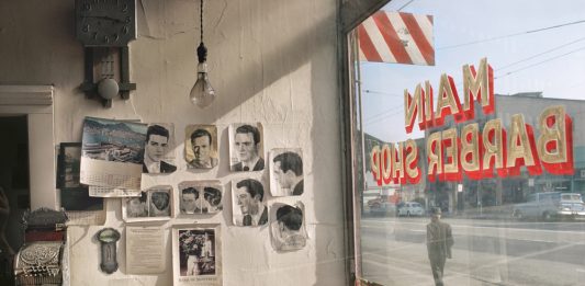 Addio a Fred Herzog, pioniere della fotografia a colori Main barber, 1968. (Fred Herzog, Equinox gallery)