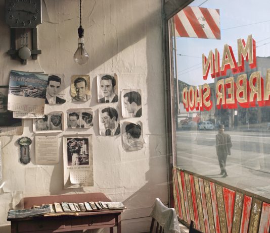 Addio a Fred Herzog, pioniere della fotografia a colori Main barber, 1968. (Fred Herzog, Equinox gallery)