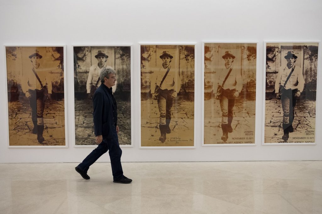 Mario Martone al Museo Madre davanti all'opera di Joseph Beuys